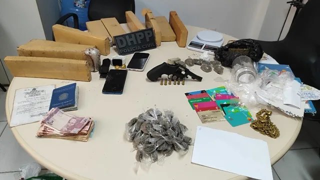 Mãe e filho são flagrados com mais de 10 kg de maconha em Feira de Santana