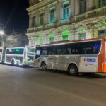 Ônibus iluminados celebram o Natal e encantam passageiros em Feira de Santana