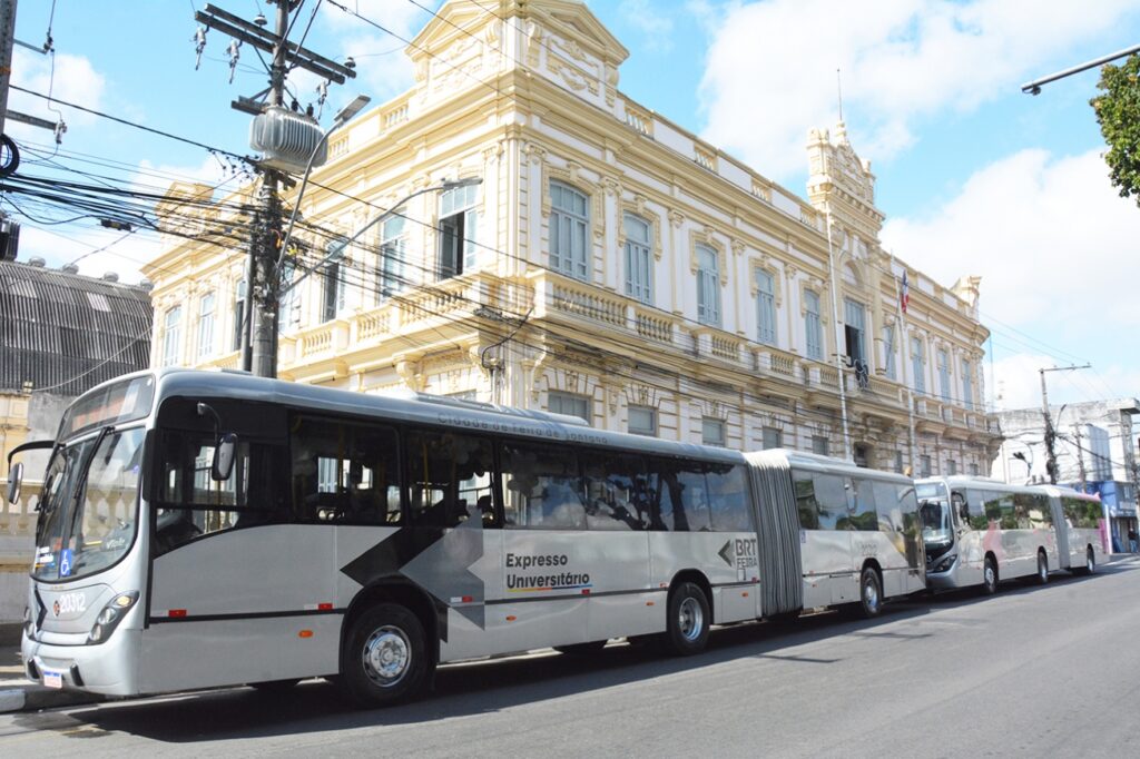 Prefeitura implanta linha 2 do Expresso Universitário com mais dois ônibus articulados
