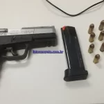 PM apreende arma e detém dois homens no bairro Pedra Ferrada