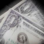 Mês começa sob incerteza do dólar a R$ 6 e expectativa com reunião do Copom