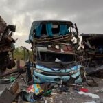 Cinco morrem e 23 ficam feridos em batida entre dois ônibus e uma carreta no interior da Bahia