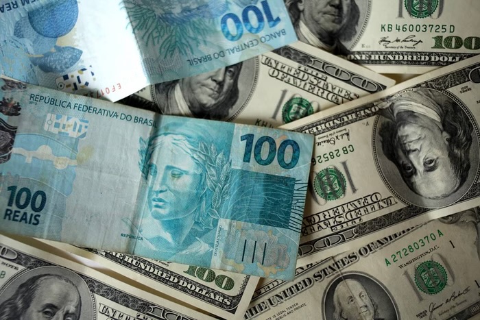 Após disparada, dólar renova máxima histórica e vai a R$ 6,07