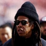 Jay-Z é alvo de denúncia anônima de estuprar menina de 13 anos junto com P. Diddy, diz portal