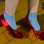Sapatos de rubi de O Mágico de Oz passaram de ícone do cinema a caso policial
