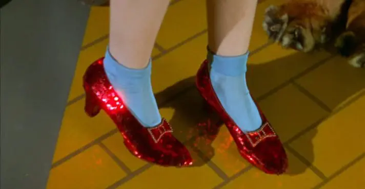 Sapatos de rubi de O Mágico de Oz passaram de ícone do cinema a caso policial