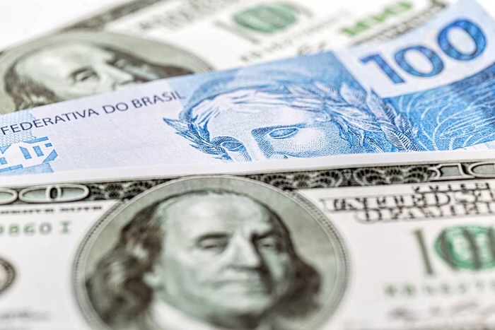 Dólar tem novo recorde de fechamento e chega a R$ 6,08
