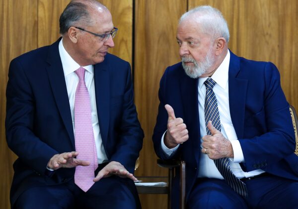 Apesar de estar na UTI, Lula informa que não transferirá cargo a Alckmin