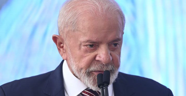 Lula passou por novo procedimento e está acordado, diz médico