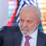 Lula está lúcido e faz caminhada em hospital, diz boletim médico