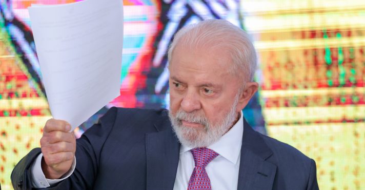 Lula está lúcido e faz caminhada em hospital, diz boletim médico