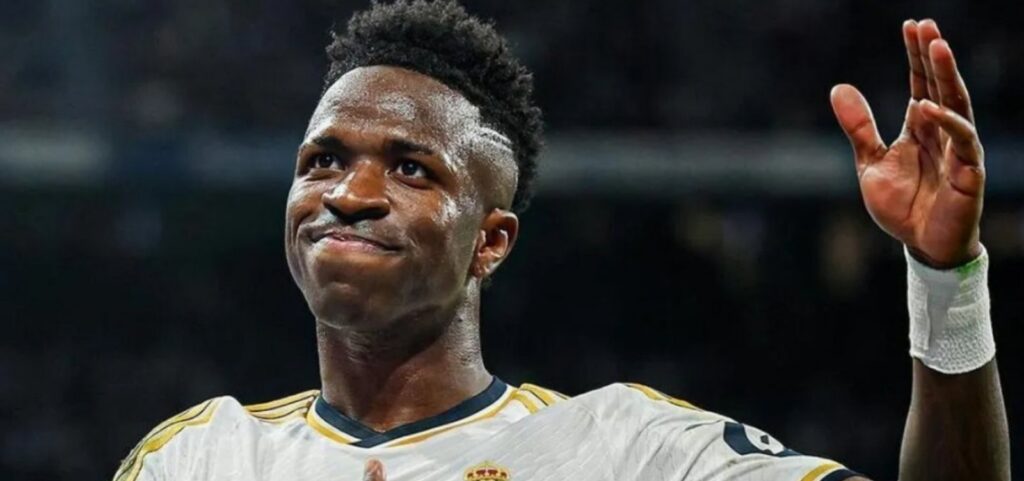 Vinicius Júnior é eleito melhor jogador de futebol do mundo pela Fifa