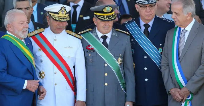 Lula cogitou demitir o comandante da Marinha por causa de polêmica com vídeo
