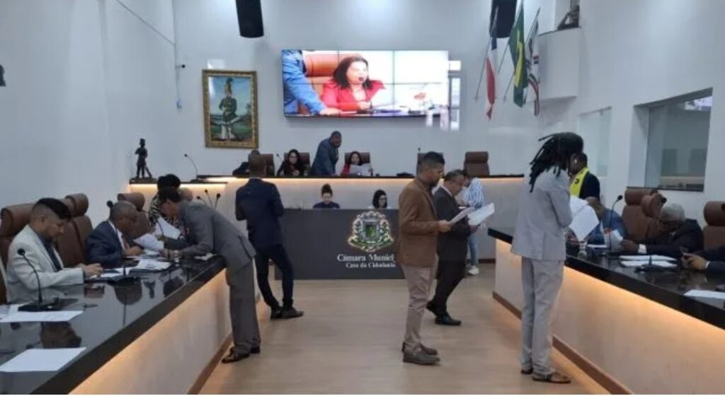 No apagar das luzes: Câmara de Feira de Santana aprova mais de 30 projetos em uma única sessão