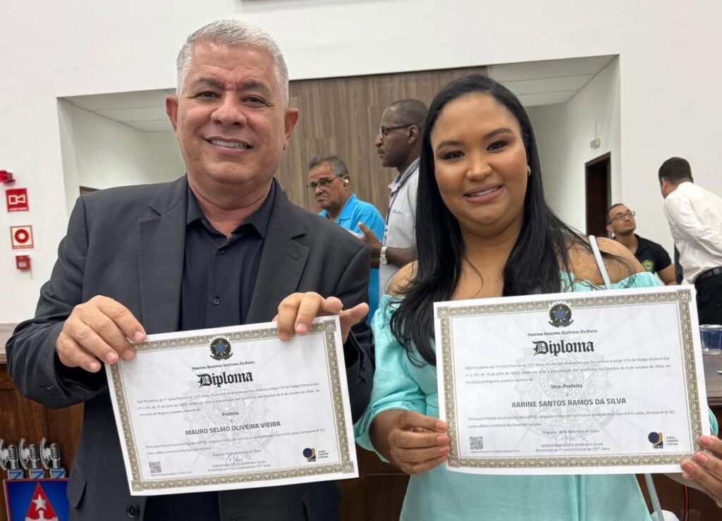 Mauro Vieira recebe diploma do município de Anguera