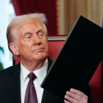 Colômbia aceita deportados dos EUA, e Trump suspende tarifas