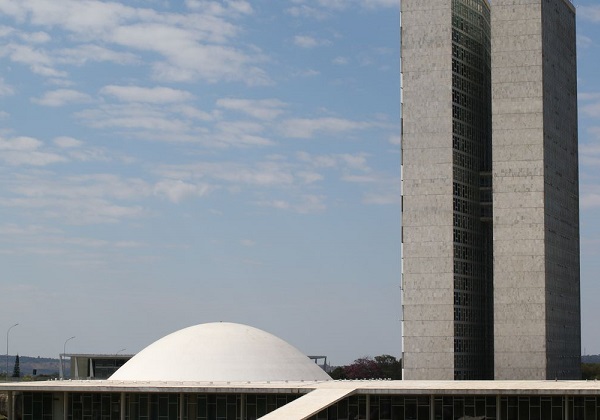 Governo publica MP com reajuste salarial para servidores e mudanças em carreiras do setor