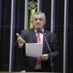Líder do governo Lula na Câmara volta a falar em ‘regulação das redes’