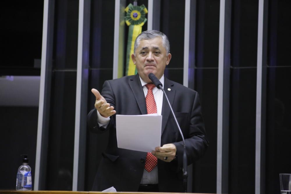 Líder do governo Lula na Câmara volta a falar em ‘regulação das redes’