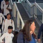 Elenco principal do Bahia desembarca em Salvador para a estreia no Nordestão