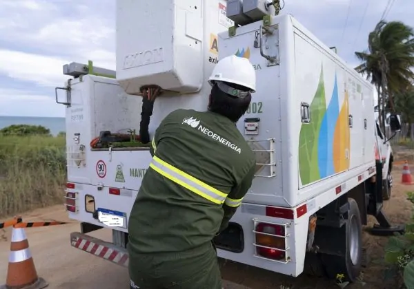 EM CINCO MESES, MAIS DE 480 TONELADAS DE CABOS DE TELECOMUNICAÇÕES IRREGULARES SÃO RETIRADAS DOS POSTES NA BAHIA