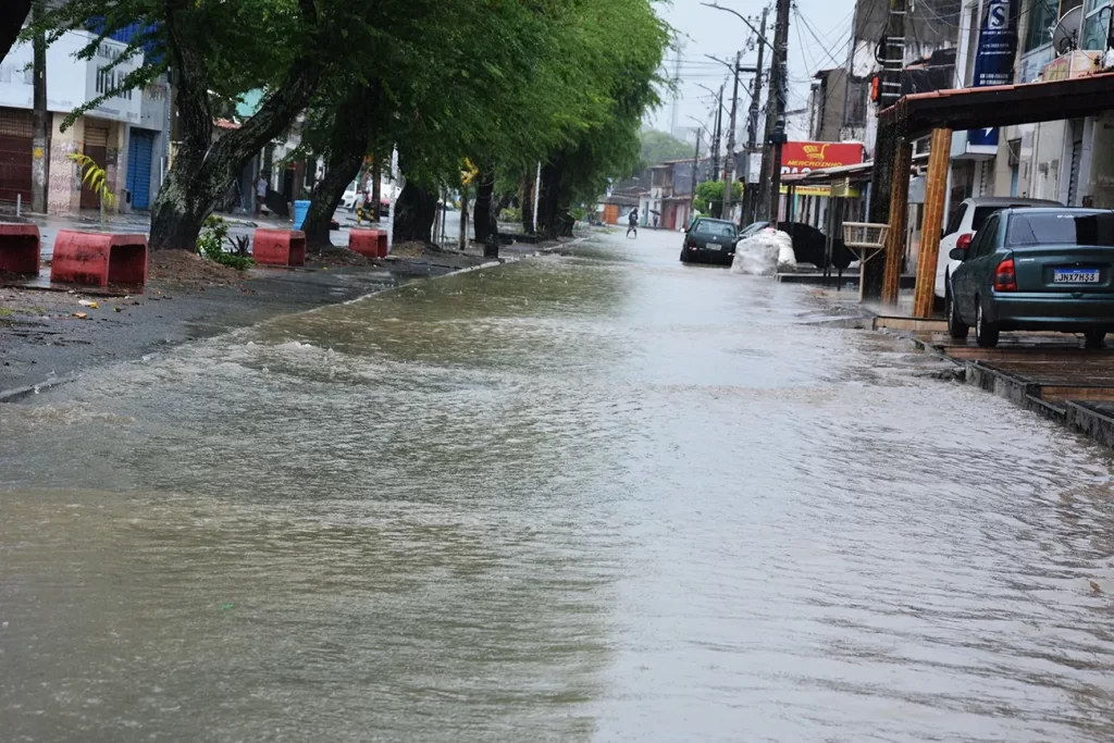 Prefeito José Ronaldo reafirma compromisso com drenagem em áreas afetadas pelas chuvas em Feira de Santana