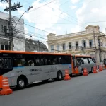 Prefeitura de Feira entrega sete novos ônibus climatizados para atender distritos e bairros da cidade