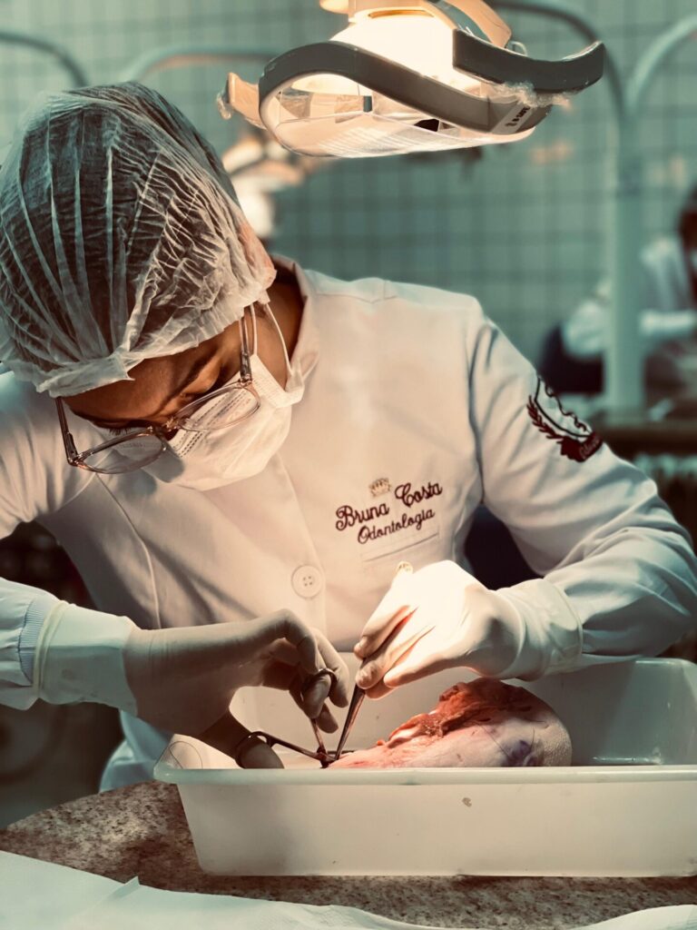 Além do consultório: as carreiras que um dentista pode seguir e que você nem imagina