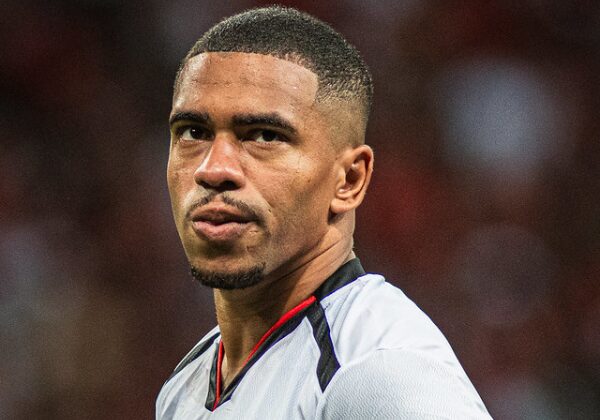 Lucas Esteves obtém liminar na Justiça e deixa o Vitória para assinar com o Grêmio