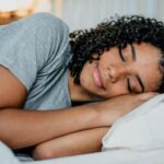 Nada de técnica militar: professora de Harvard ensina como dormir rápido