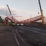 Carreta derruba passarela na BR-324 e trecho segue interditado