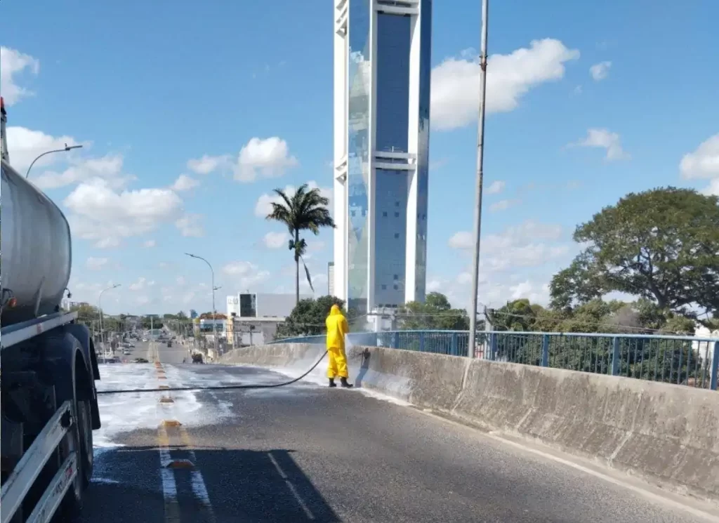 Viaduto Georgina Erisman passa por grande ação de limpeza