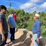 José Ronaldo visita ponte danificada em Humildes e autoriza obra de recuperação