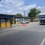 Acidente entre caminhão e moto deixa um morto e um ferido em Feira de Santana