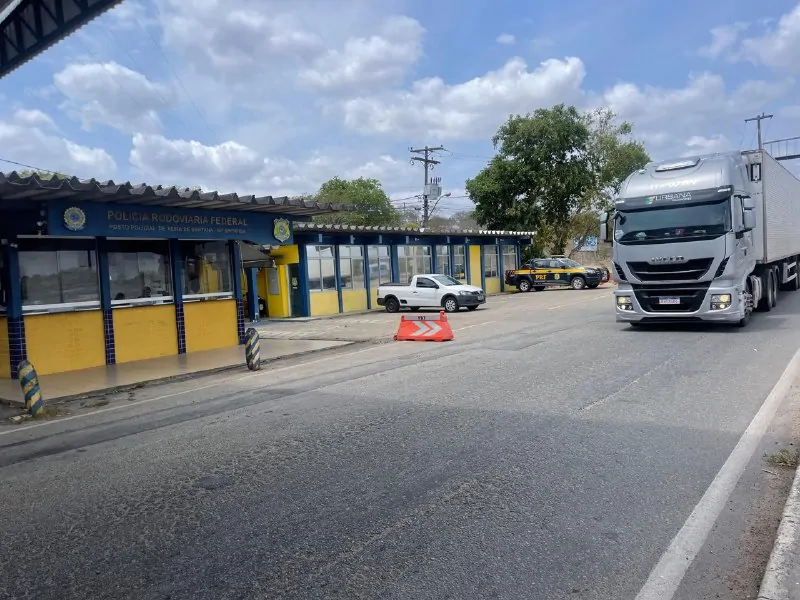 Acidente entre caminhão e moto deixa um morto e um ferido em Feira de Santana