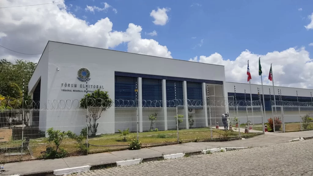 Justiça Eleitoral intensifica atendimentos para emissão do título de eleitor a partir dos 15 anos em Feira de Santana