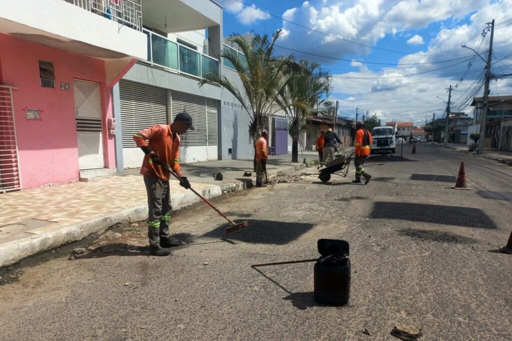 Prefeitura de Feira intensifica reparo em pavimentação asfáltica de ruas e avenidas