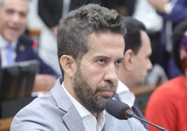 Janones fecha acordo com PGR para devolver R$ 157,8 mil por rachadinhas