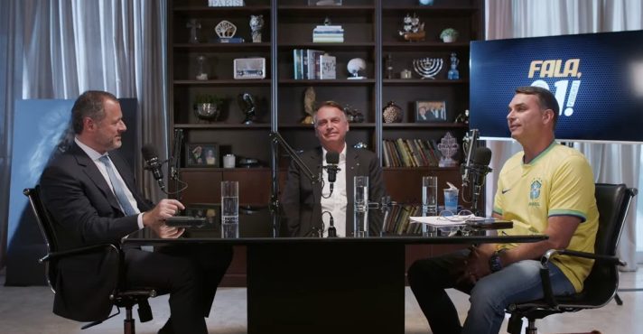 Bolsonaro faz live de 70 anos e contesta acusação de ‘golpe’