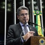8/1: Senador apresenta PL que propõe teto de 12 anos de prisão para condenados