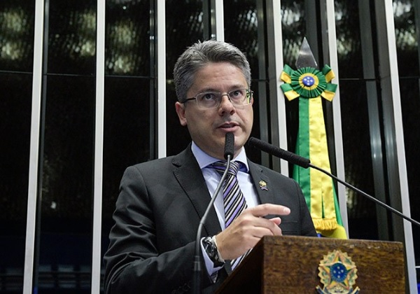 8/1: Senador apresenta PL que propõe teto de 12 anos de prisão para condenados