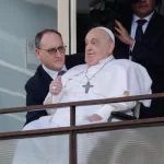Papa faz 1ª aparição pública após quase 40 dias internado