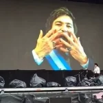 Em vídeo no Lollapalooza da Argentina, banda ‘explode’ cabeça de Milei