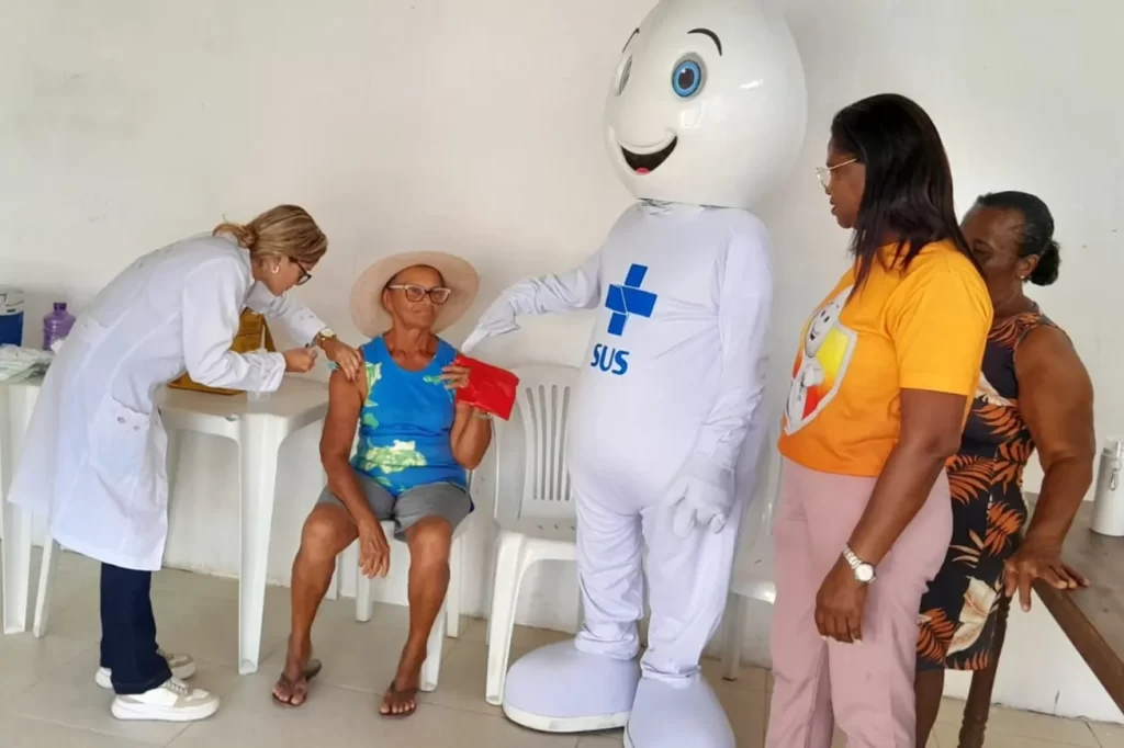 Prefeitura de Feira amplia vacinação contra gripe com ações na zona rural e em pontos estratégicos