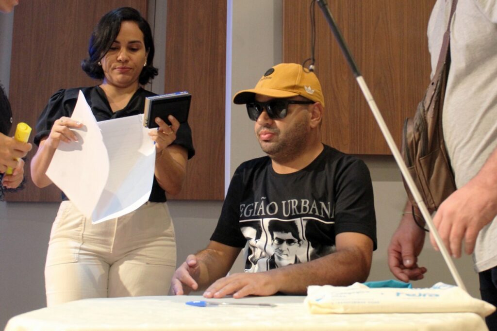 Professor com deficiência visual é um dos 235 empossados e celebra conquista no serviço público