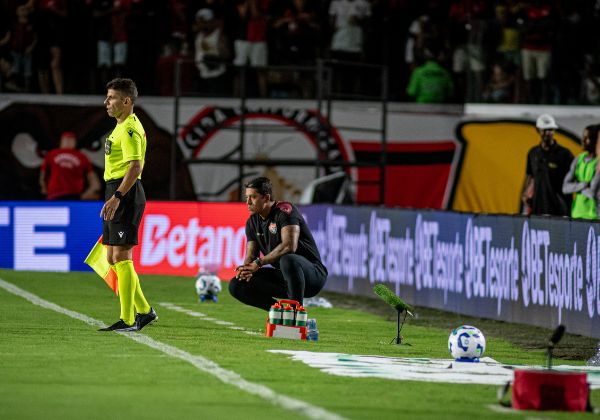 ‘Vamos brigar pela permanência’, diz Carpini após Vitória perder a 2ª seguida