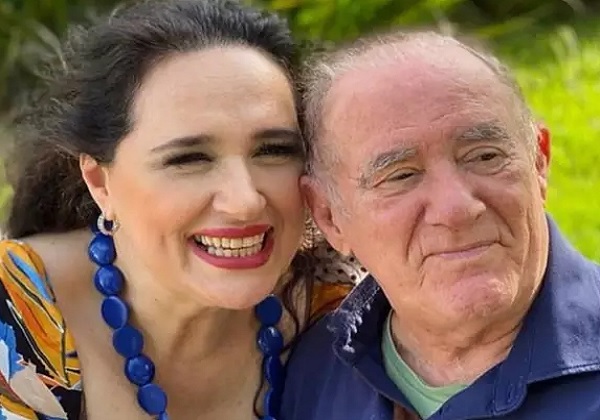 Lilian Aragão, esposa de Renato, atualiza estado de saúde do humorista