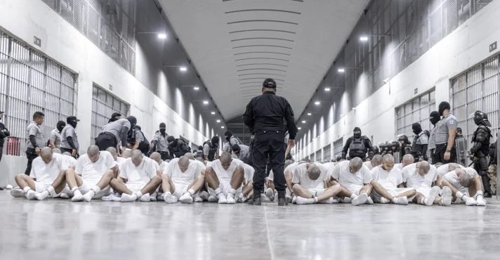 Suprema Corte dos EUA autoriza deportação de criminosos venezuelanos para El Salvador