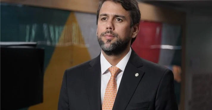 Pedro Lucas, líder do União Brasil na Câmara, é cotado para o Ministério das Comunicações
