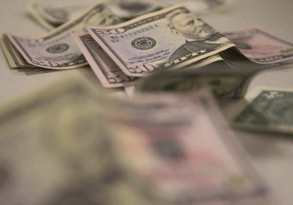 Dólar dispara e passa dos R$ 6,00 nesta quarta-feira (9), após China retaliar tarifas dos EUA